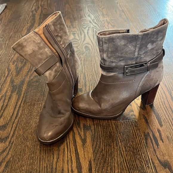 Clarks Shoes - CLARKS Grey boots